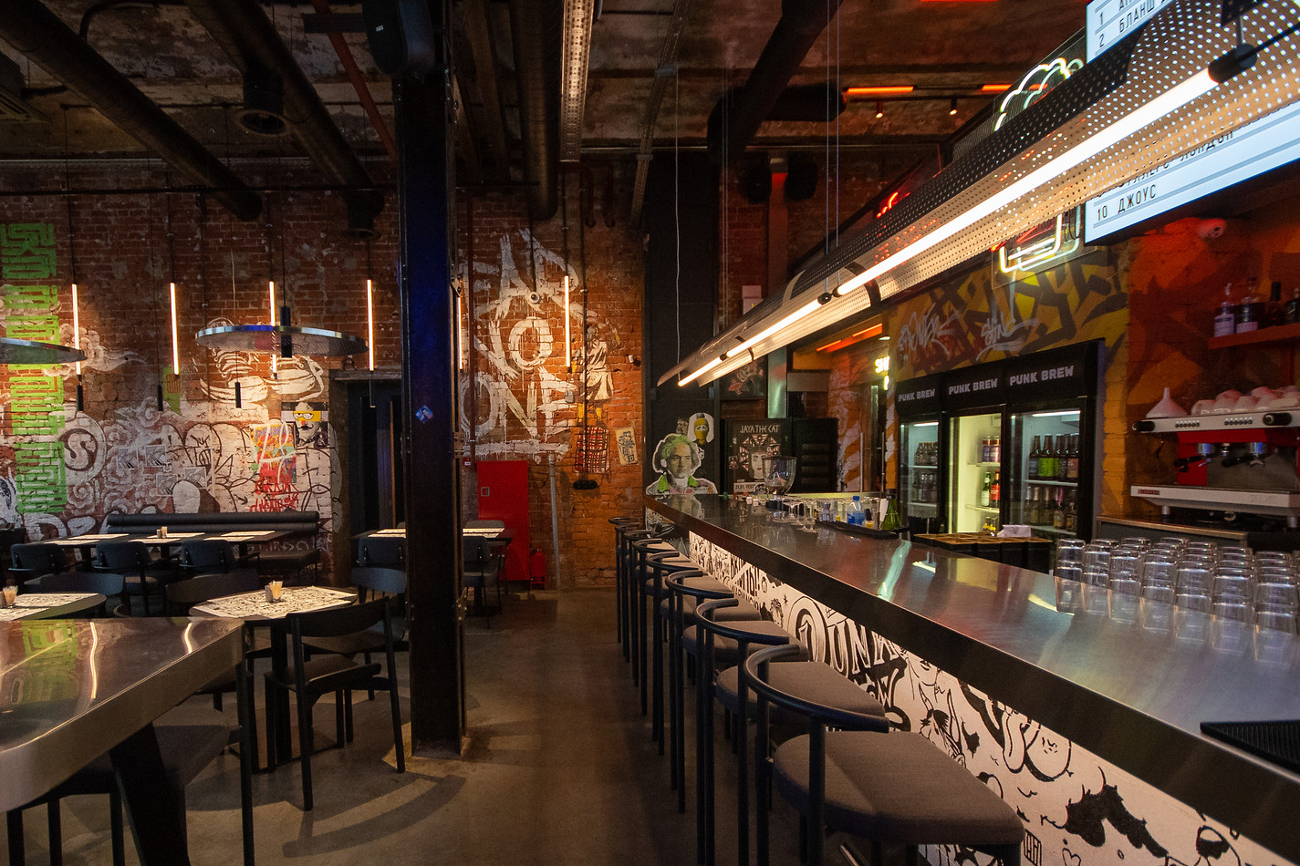 Барные стойки для бара. Медийная сочи ресторан. Видео бар. Коктейль бар лазаревское. Ресторан мидийное место в сочи.